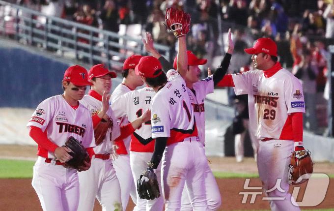 23일 오후 광주 북구 기아챔피언스필드에서 열린 프로야구 '2024 신한 SOL 뱅크 KBO 포스트시즌' 한국시리즈 2차전 삼성 라이온즈와 KIA 타이거즈의 경기에서 KIA 선수들이 승리를 결정짓고 기뻐하고 있다. 이날 경기는 KIA가 삼성을 상대로 8-3으로 승리했다. 2024.10.23/뉴스1 ⓒ News1 임세영 기자