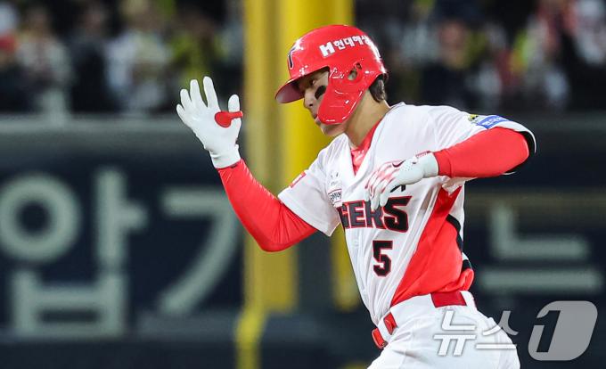 23일 오후 광주 북구 기아챔피언스필드에서 열린 프로야구 '2024 신한 SOL 뱅크 KBO 포스트시즌' 한국시리즈 2차전 삼성 라이온즈와 KIA 타이거즈의 경기, 2회말 2사 주자없는 상황에서 KIA 김도영이 홈런을 치고 기뻐하고 있다. 2024.10.23/뉴스1 ⓒ News1 김도우 기자