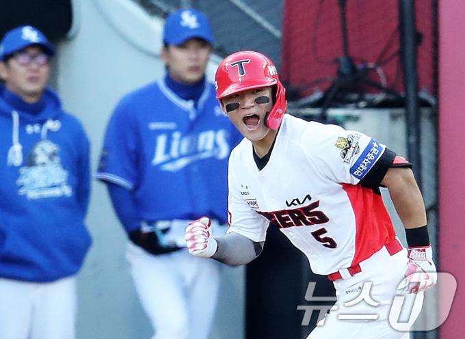 23일 오후 광주 기아챔피언스필드에서 재개된 프로야구 '2024 신한 SOL 뱅크 KBO 포스트시즌' 한국시리즈 1차전 서스펜디드 게임 삼성 라이온즈와 KIA 타이거즈의 경기, 7회말 기아 공격 2사 2루 상황에서 김도영이 1타점 적시타를 때린 후 기뻐하고 있다. 2024.10.23/뉴스1 ⓒ News1 오대일 기자