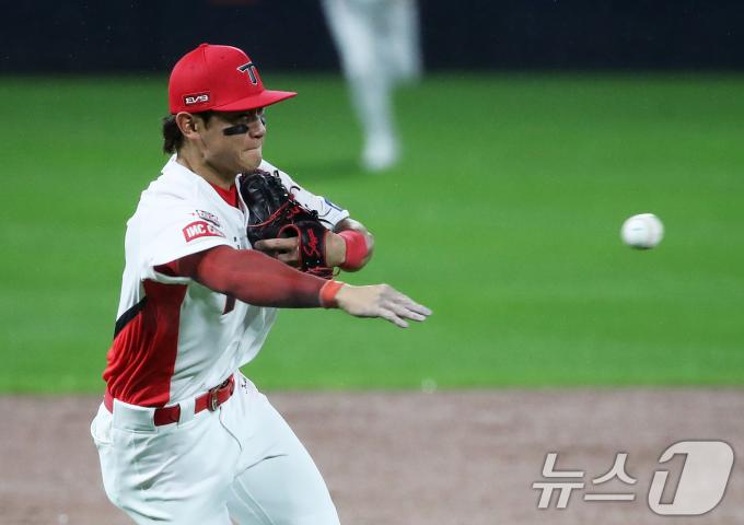 21일 오후 광주 기아챔피언스필드에서 열린 프로야구 '2024 신한 SOL 뱅크 KBO 포스트시즌' 한국시리즈 1차전 삼성 라이온즈와 KIA 타이거즈의 경기, 2회초 삼성 공격 2사 상황에서 KIA 3루수 김도영이 이재현의 땅볼 타구를 잡아 1루로 송구하고 있다. 2024.10.21/뉴스1 ⓒ News1 오대일 기자