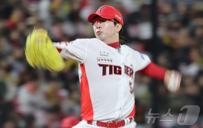 23일 오후 광주 북구 기아챔피언스필드에서 열린 프로야구 '2024 신한 SOL 뱅크 KBO 포스트시즌' 한국시리즈 2차전 삼성 라이온즈와 KIA 타이거즈의 경기, KIA 선발투수 양현종이 역투하고 있다. 2024.10.23/뉴스1 ⓒ News1 김도우 기자