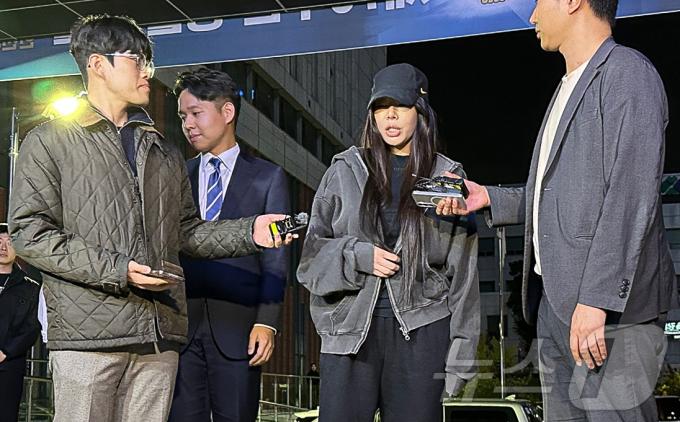 가수 제시가 16일 오후 피고소인 조사를 받기 위해 강남경찰서로 출석하고 있다. 제시는 