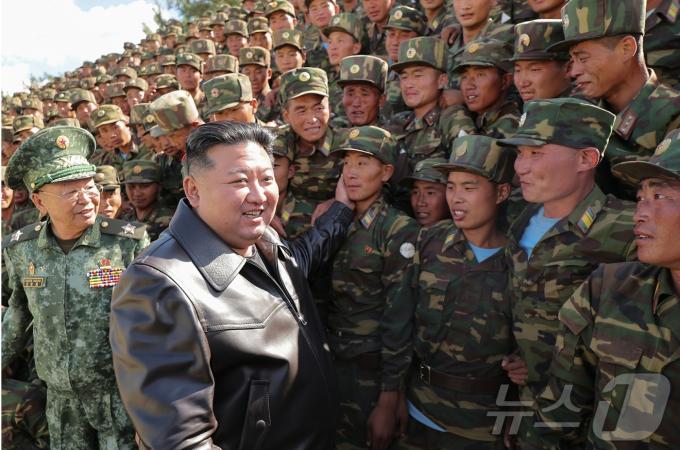 존 커비 미국 백악관 국가안보소통보좌관이 23일(현지시간) 북한의 러시아 파병을 공식 확인했다. 사진은 이달 2일 김정은 북한 노동당 총비서가 조선인민군 특수작전부대 훈련기지를 현지 시찰하는 모습. [국내에서만 사용가능. 재배포 금지. DB 금지. For Use Only in the Republic of Korea. Redistribution Prohibited] rodongphoto@news1.kr