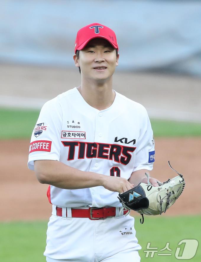 23일 오후 광주 기아챔피언스필드에서 재개된 프로야구 '2024 신한 SOL 뱅크 KBO 포스트시즌' 한국시리즈 1차전 서스펜디드 게임 삼성 라이온즈와 KIA 타이거즈의 경기, 7회초 2사 2루 상황 KIA 곽도규가 삼성 디아즈를 삼진으로 처리하고 미소 짓고 있다. 2024.10.23/뉴스1 ⓒ News1 임세영 기자