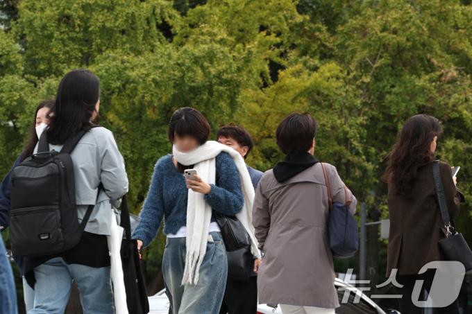 절기상 서리가 내린다는 '상강(霜降)'인 23일 오전 서울 광화문네거리에서 두꺼운 옷을 입은 시민들이 출근하고 있다. 2024.10.23/뉴스1 ⓒ News1 신웅수 기자