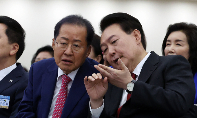홍준표 대구시장이 윤석열 대통령과 만나 TK신공항 정부 지원을 요청했다. 사진은 윤 대통령(오른쪽)이 지난해 11월7일 대구 북구 엑스코에서 열린 2023년 바르게살기운동 전국회원대회에서 홍 시장과 대화하는 모습. /사진=뉴시스