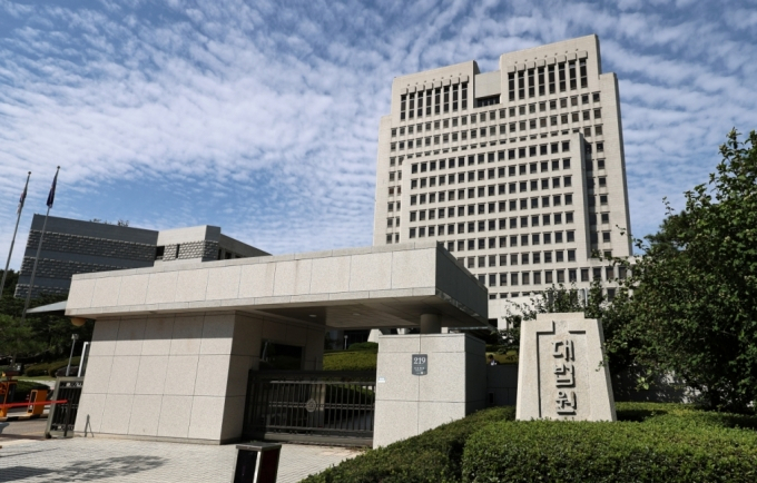 대법원이 부하를 진압봉으로 가격한 혐의로 재판에 넘겨진 군 간부에게 징역형 집행유예를 확정했다. /사진=머니투데이
