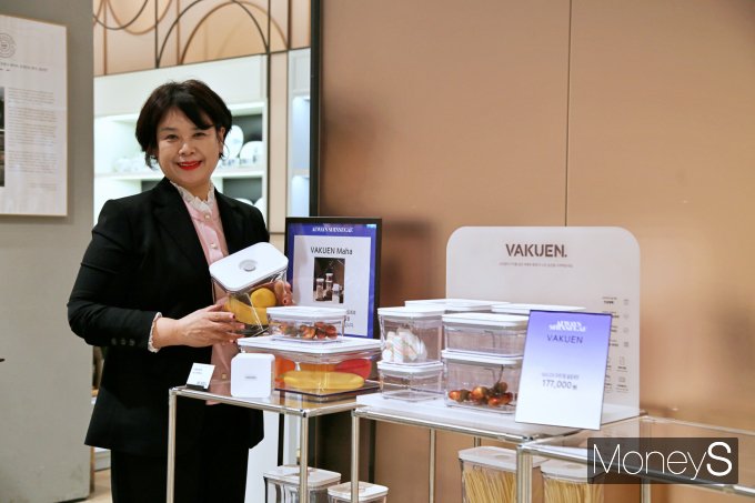 광주신세계 본관 8층 키친웨어 매장에서 직원이 진공밀폐용기 바퀜(VAKEUN)을 선보이고 있다/사진=광주신세계 제공.