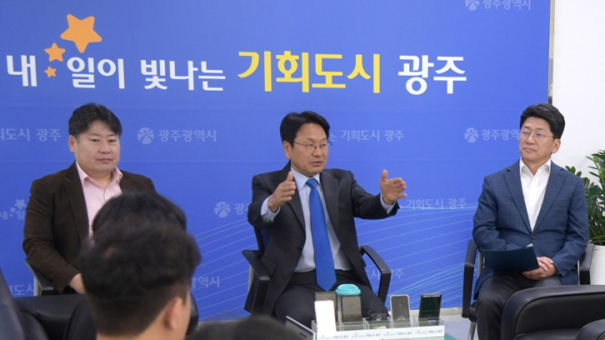 강기정 광주광역시장이 24일  광주시청 기자실에서 출입기자들과 차담회를 하고 시정 주요현안 등에 대해 설명하고 있다./사진=광주시