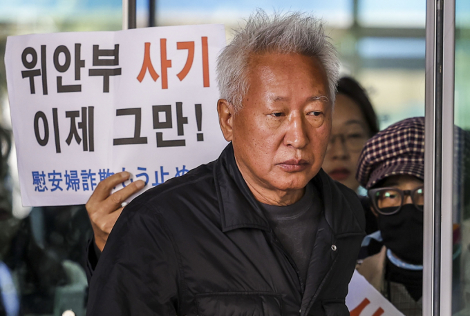  일본군 '위안부'가 "매춘의 일종"이라고 말한 류석춘 전 연세대 교수가 무죄를 선고받았다. 사진은 류 전 교수가 항소심 선고 재판을 마친 뒤 취재진 앞에서 질문에 답하는 모습.  /사진=뉴시스