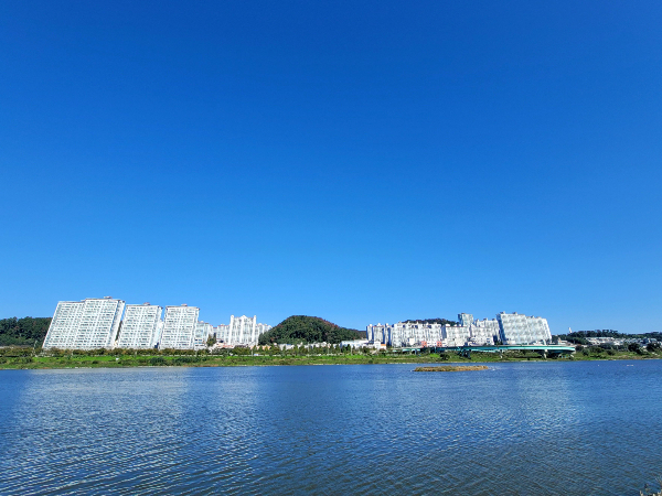오는 25일 전국이 맑은 가운데 낮부터 기온이 차차 오를 전망이다. 사진은 24일 경북 포항시 남구 형산강 상공 위로 푸른 가을 하늘이 열린 모습. /사진=뉴스1