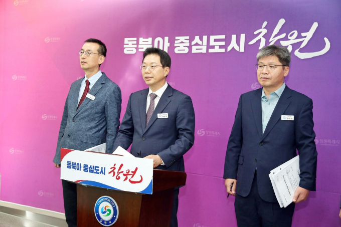 서정국 창원시 창원시미래전략산업국장(가운데)이 24일 정례브리핑에서 강소연구개발 육성을 통해 기업 혁신생태계 조성 방향을 설명하고 있다./사진=창원시