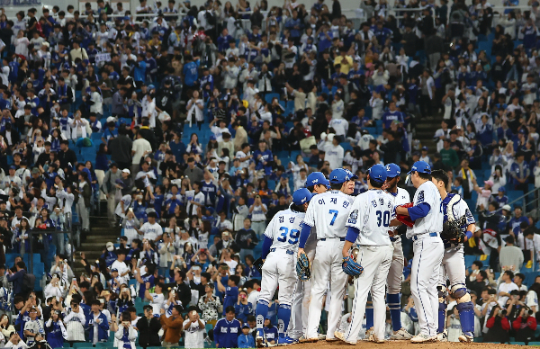삼성은 KIA를 홈 대구 삼성라이온즈파크로 불러 들인다. 사진은 지난 15일 삼성라이온즈파크에서 LG전 승리 후 기뻐하는 삼성 선수단과 팬들의 모습. /사진=뉴시스