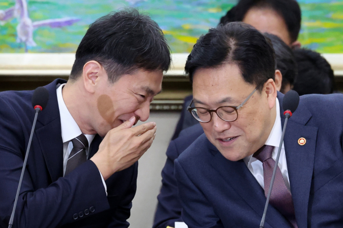  김병환(오른쪽) 금융위원장과 이복현 금융감독원장이 24일 오전 서울 여의도 국회에서 열린 정무위원회의 금융위원회, 금융감독원에 대한 종합감사에서 귀엣말을 나누고 있다. /사진=뉴시스