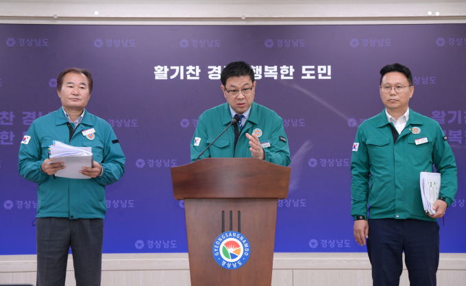 민기식 경남도 환경산림국장(가운데)이 24일 도청에서 소나무재선충병 확산 방지대책 방안에 대한 브리핑을 하고 있다./사진=경남도