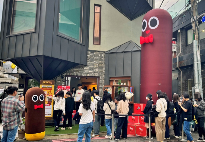 롯데웰푸드가 빼빼로데이를 20여일 앞두고 서울시 성동구에서 '빼빼로 미니 팝업스토어'를 여는 등 소비자들과의 소통에 나섰다. 서울 성동구 성수동 에이치알 프로젝트에 열린 '빼빼로 미니 팝업스토어' 현장에 방문객들이 줄을 서 있다. /사진=롯데웰푸드
