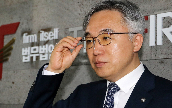 고 박원순 전 서울시장 성추행 사건 당시 유족 측 법률대리인이었던 정철승 변호사가 후배 변호사 성추행 혐의로 징역 1년을 선고받았다. 사진은 지난해 언론브리핑 중인 정 변호사의 모습. /사진=뉴스1