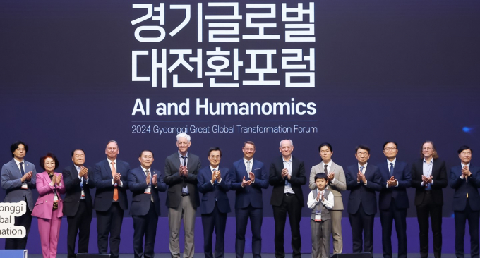 24일 고양 킨텍스에서 개막한 글로벌대전환포럼 참석자들이 기념촬영을 하고 있다. 