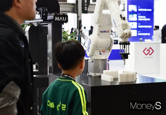 [머니S픽] AI 접목 등 최신 로봇기술 한자리에… '로보월드 2024'