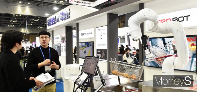 [머니S픽] AI 접목 등 최신 로봇기술 한자리에… '로보월드 2024'