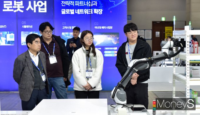 [머니S픽] AI 접목 등 최신 로봇기술 한자리에… '로보월드 2024'