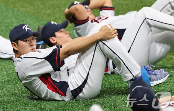 2024 세계야구소프트볼협회(WBSC) 프리미어12에 출전하는 대한민국 야구대표팀 김택연이 24일 오후 서울 구로구 고척스카이돔에서 열린 대표팀 첫 훈련에서 몸을 풀고 있다. 이날 훈련은 한국시리즈가 진행 중인 관계로 기아와 삼성 소속 선수를 제외하고 진행됐다. 대표팀은 내달 1일과 2일 쿠바 대표팀과 평가전을 치르고 8일에 대만으로 출국한다. 2024.10.24/뉴스1 ⓒ News1 장수영 기자