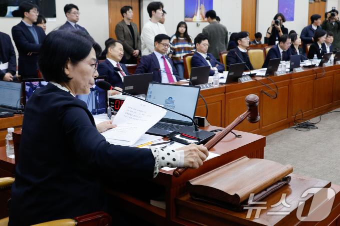 최민희 국회 과학기술정보방송통신위원회 위원장이 24일 오후 서울 여의도 국회에서 열린 방송통신위원회 및 소관 감사대상기관 전체 종합 국정감사에서 방문진 직원이 쓰러지자 