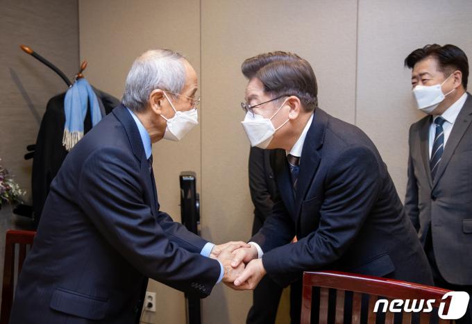 지난 2022년 2월 8일 이재명 더불어민주당 당시 대선 후보가 윤여준 전 환경부 장관과의 회동에서 악수를 나누고 있다. (더불어민주당 선대위 제공) /뉴스1 ⓒ News1 오대일 기자