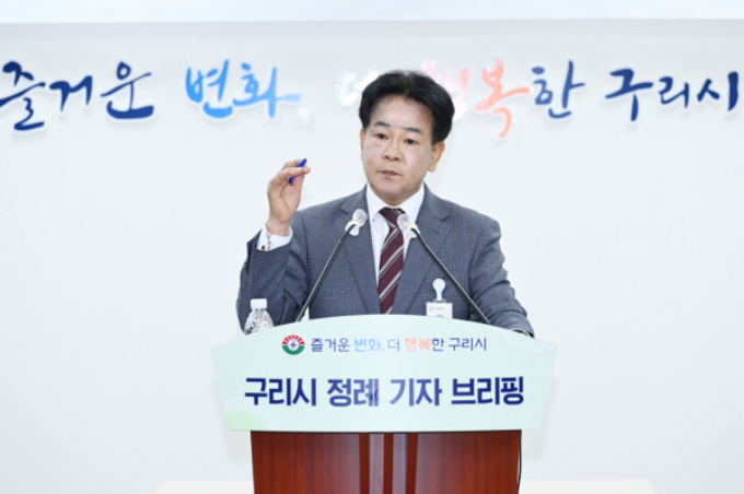 여호현 도시개발교통국장이 24일 정례 기자브리핑에서 '내년 4월 롯데마트 영업 재개' 등 시정 현안에 대해 설명하고 있다. / 사진제공=구리시