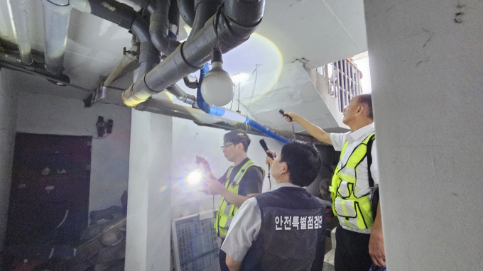 경기도 안전특별점단이 재난위험성이 높은 시설에 대해 실태점검을 하고 있다. 사진제공=경기도