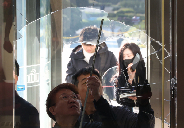 25일 새벽 서울 영등포구 국회 본청 현관 유리문을 깬 60대 남성이 경찰에 붙잡혔다. /사진=뉴시스