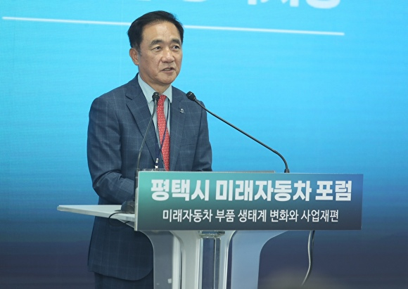 정장선 평택시장이 24일 KOTITI시험연구원 청북 E-Mobility Center에서 열린 미래자동차 산업 포럼에서 인사말을 하고 있다. / 사진제공=평택시