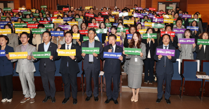 광명시는 25일 광명시민회관 대공연장에서 '광명시 과학고 유치 추진위원회'를 발족했다. 앞줄 왼쪽부터 이형덕 시의원, 정영식 시의원, 안성환 시의원, 최민 도의원, 이용현 광명교육지원청 교육장, 박승원 광명시장, 여현주 광명교육지원청 장학사, 박경호 한양대학교 교수. /사진제공=광명시