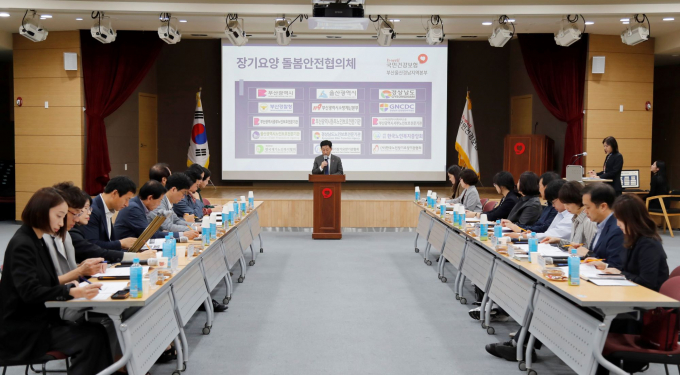 최덕근 건보공단 부울경본부장이 성과공유회에서 그 동안의 성과를 설명하고 있다./사진=건보공단