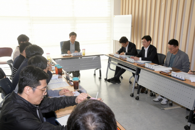 이상갑 광주광역시 문화경제부시장이 지난 24일 오후 시청 시민대화방에서 열린 가전산업 경쟁력 강화 지원단 회의에 참석해 회의를 주재하고 있다./사진=광주시 