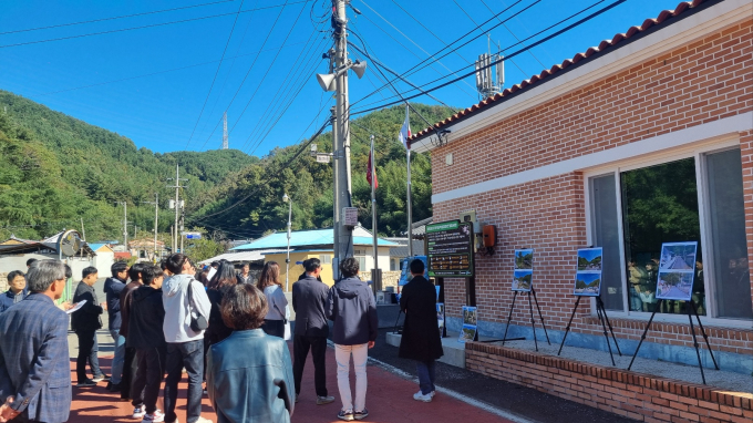경북도와 경북도내 시군 공무원들이 산청군 방화마을을 방문해 새뜰마을 사업의 추진방향에 대해 설명을 듣고 있다./사진=산청군