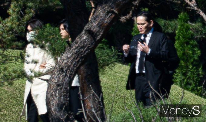 [머니S포토] 故 이건희 4주기, 선영 도착한 홍라희·이부진·이재용