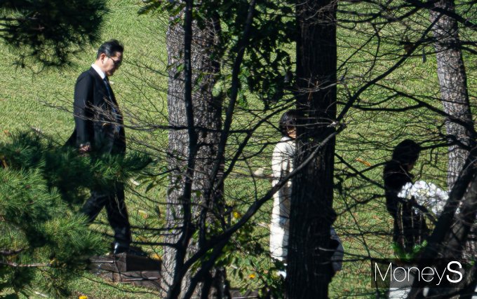 [머니S포토] 삼성家 이재용, 부친 이건희 4주기 추도식 찾아