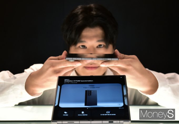 [머니S포토] 단1mm라도 더 얇게 'Z폴드SE' 등판