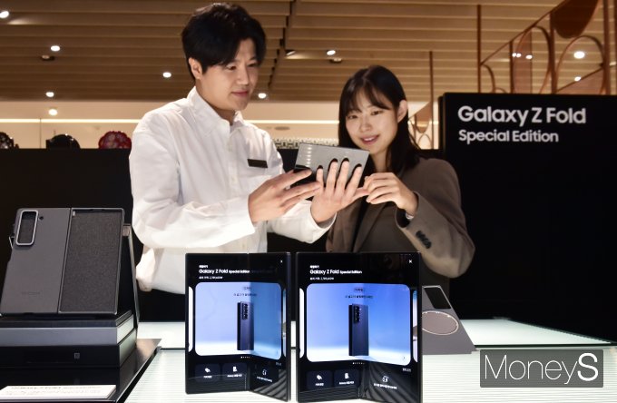 사진은 삼성전자가 25일 '갤럭시 Z 폴드 스페셜 에디션'(Galaxy Z Fold Special Edition) 국내 공식 출시한 가운데 이날 서울 중구 명동1가 신세계백화점 본점 팝업스토어에서 시민들이 신제품을 살펴보고 있는 모습. /사진=임한별 기자(머니S)  