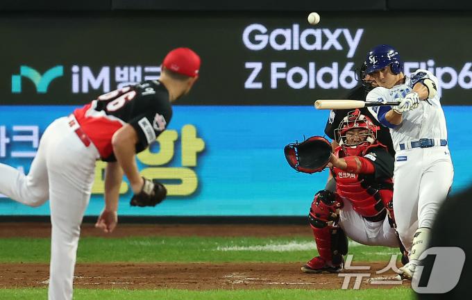 25일 오후 대구 삼성라이온즈파크에서 열린 프로야구 '2024 신한 SOL 뱅크 KBO 포스트시즌' 한국시리즈 3차전 KIA 타이거즈와 삼성 라이온즈의 경기, 삼성 이성규가 3회말 1사 KIA 선발 라우어를 상대로 솔로홈런을 치고 있다. 2024.10.25/뉴스1 ⓒ News1 김진환 기자