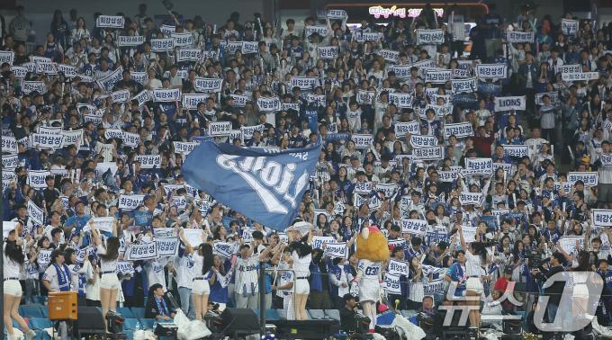 15일 오후 대구 삼성라이온즈파크에서 열린 프로야구 '2024 신한 SOL 뱅크 KBO 포스트시즌' 플레이오프 2차전 LG 트윈스와 삼성 라이온즈의 경기, 3루 삼성 응원단이 열띤 응원을 펼치고 있다. 2024.10.15/뉴스1 ⓒ News1 김진환 기자