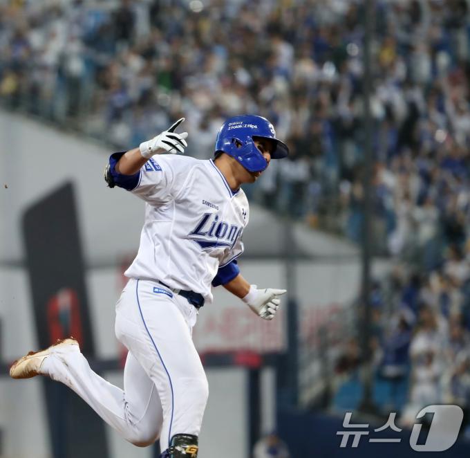 15일 오후 대구 삼성라이온즈파크에서 열린 프로야구 '2024 신한 SOL 뱅크 KBO 포스트시즌' 플레이오프 2차전 LG 트윈스와 삼성 라이온즈의 경기, 2회말 2사 상황 삼성 8번타자 김영웅이 LG 선발 손주영을 상대로 우월 1점 홈런을 친 뒤 홈으로 달려가고 있다. 2024.10.15/뉴스1 ⓒ News1 공정식 기자
