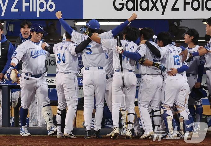 25일 오후 대구 삼성라이온즈파크에서 열린 프로야구 '2024 신한 SOL 뱅크 KBO 포스트시즌' 한국시리즈 3차전 KIA 타이거즈와 삼성 라이온즈의 경기, 삼성 박병호가 7회말 무사 백투백 솔로홈런을 친 뒤 동료들의 축하를 받고 있다. 2024.10.25/뉴스1 ⓒ News1 김진환 기자