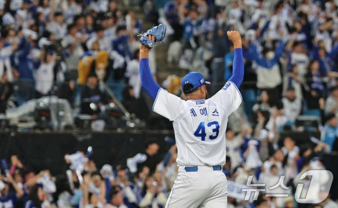 25일 오후 대구 삼성라이온즈파크에서 열린 프로야구 '2024 신한 SOL 뱅크 KBO 포스트시즌' 한국시리즈 3차전 KIA 타이거즈와 삼성 라이온즈의 경기 5회초 KIA 공격 2사 1, 2루 상황을 실점 없이막은 삼성 선발 레예스가 두 손을 번쩍 들어보이고 있다. 2024.10.25/뉴스1 ⓒ News1 장수영 기자