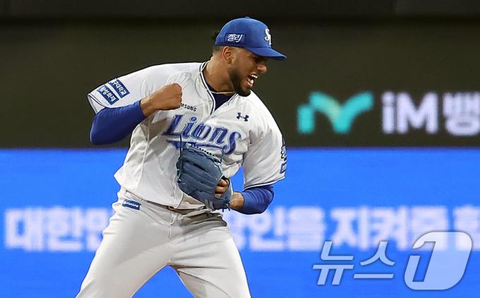 25일 오후 대구 삼성라이온즈파크에서 열린 프로야구 '2024 신한 SOL 뱅크 KBO 포스트시즌' 한국시리즈 3차전 KIA 타이거즈와 삼성 라이온즈의 경기, 삼성 선발 레예스가 7회초 2사 KIA 김태군을 삼진으로 잡아낸 뒤 포효하고 있다. 2024.10.25/뉴스1 ⓒ News1 김진환 기자