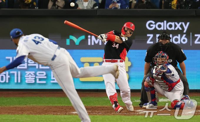 25일 오후 대구 삼성라이온즈파크에서 열린 프로야구 '2024 신한 SOL 뱅크 KBO 포스트시즌' 한국시리즈 3차전 KIA 타이거즈와 삼성 라이온즈의 경기, KIA 최형우가 6회초 2사 2루에서 적시타를 치고 있다. 2024.10.25/뉴스1 ⓒ News1 김진환 기자