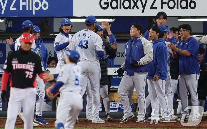 25일 오후 대구 삼성라이온즈파크에서 열린 프로야구 '2024 신한 SOL 뱅크 KBO 포스트시즌' 한국시리즈 3차전 KIA 타이거즈와 삼성 라이온즈의 경기, 삼성 더그아웃 선수들이 1회초 이닝을 실점 없이 마친 선발 레예스를 반갑게 맞이하고 있다. 2024.10.25/뉴스1 ⓒ News1 김진환 기자