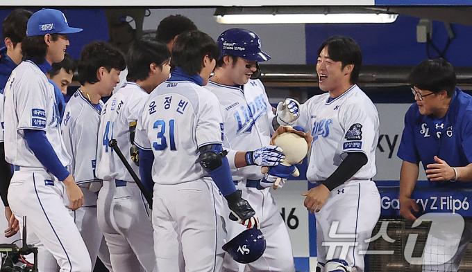 25일 오후 대구 삼성라이온즈파크에서 열린 프로야구 '2024 신한 SOL 뱅크 KBO 포스트시즌' 한국시리즈 3차전 KIA 타이거즈와 삼성 라이온즈의 경기, 삼성 박병호가 7회말 무사 백투백 솔로홈런을 친 뒤 동료들의 축하를 받고 있다. 2024.10.25/뉴스1 ⓒ News1 김진환 기자