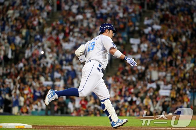 25일 오후 대구 삼성라이온즈파크에서 열린 프로야구 '2024 신한 SOL 뱅크 KBO 포스트시즌' 한국시리즈 3차전 KIA 타이거즈와 삼성 라이온즈의 경기, 삼성 박병호가 7회말 무사 백투백 솔로홈런을 친 뒤 홈을 향해 달리고 있다. 2024.10.25/뉴스1 ⓒ News1 공정식 기자